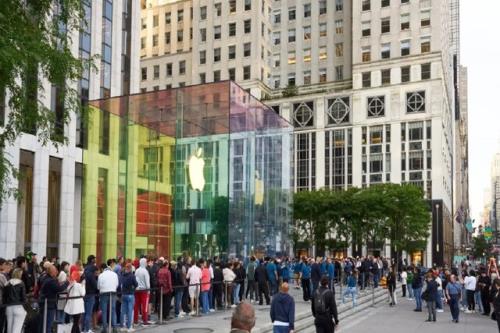 اپل بیشتر از ۷۰۰ کارمند خویش را اخراج کرد
