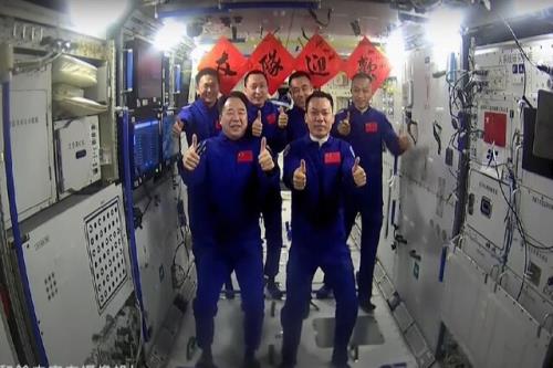 فیلم ورود فضانوردان ماموریت شنژو ۱۷ به ایستگاه فضایی چین