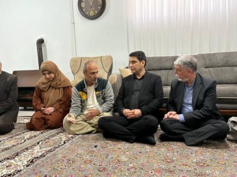 دیدار وزیر ارشاد با خانوادە نوزادی که در جنگ 12 روزه شهید شد دیدار وزیر ارشاد با خانوادە نوزادی که در جنگ 12 روزه شهید شد